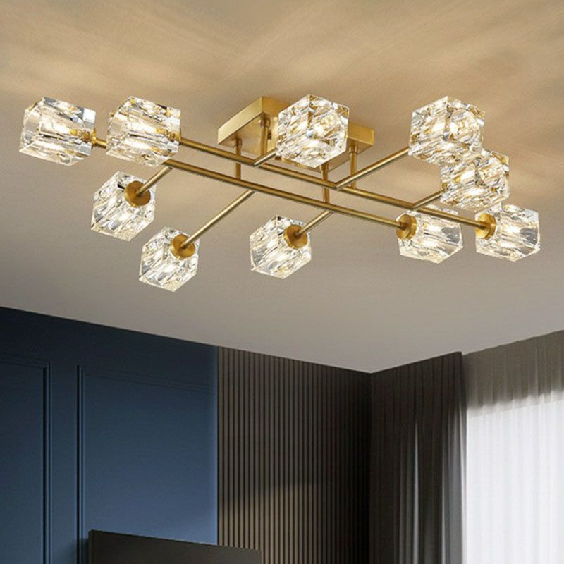 Lámpara de techo semiempotrada con acabado dorado posmoderno con forma de cubo de cristal cerca del techo
