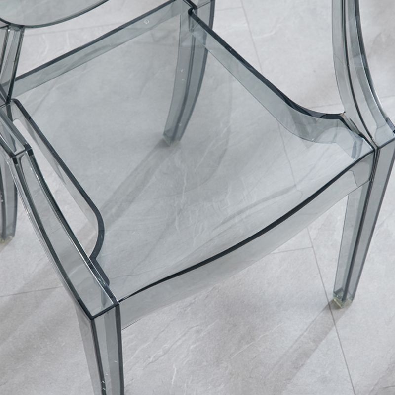 Bras en plastique de style contemporain dinant les chaises latérales empilables à dos ouvert de chaises