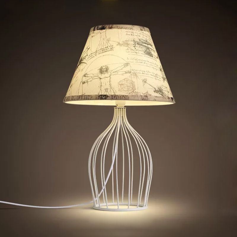 Luz de mesa nocturna de cónica blanca tela tradicional 1 cabezal lámpara de escritorio de sala de estar con base de jaula de alambre