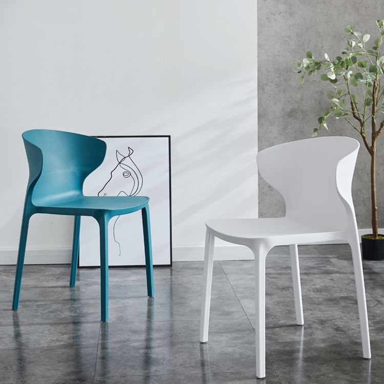 Chaise de salle à manger empilable en plastique à oreilles de fauteuil contemporain à la maison