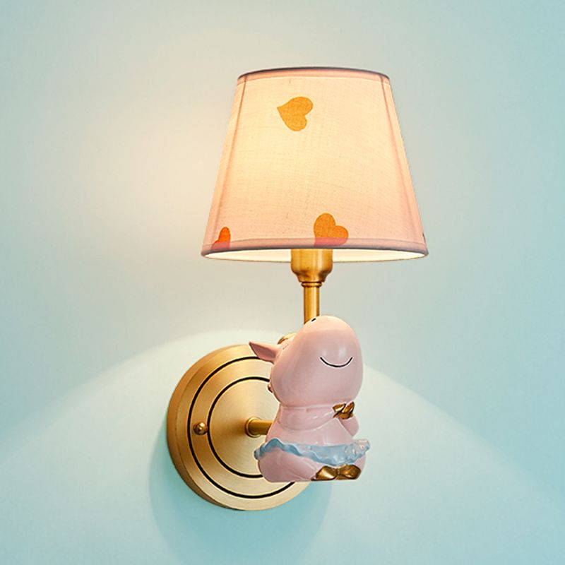 Apparecchio di illuminazione da parete in oro a 1 testa con fumetto di scarpe da parata con un tessuto a parete