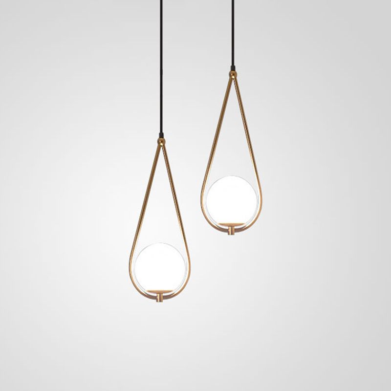 Metall -Tränenhänge Deckenleuchte Minimalismus 1 Glühbirnen -Messing -Abschlussanhänger mit Kugelcreme Glasschatten