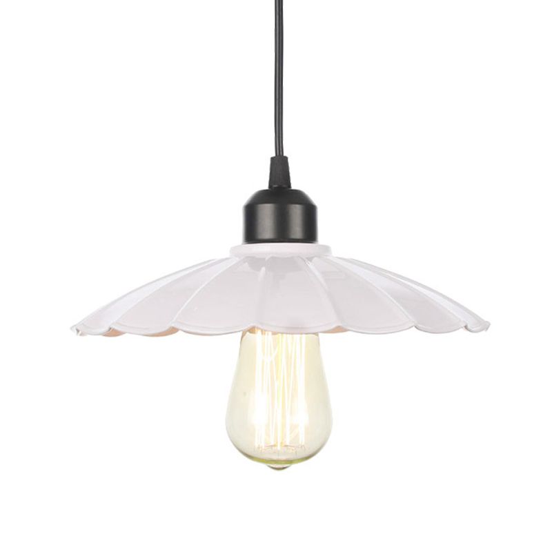 1 Éclairage pendentif intérieur léger Ferme de suspension noire / blanc avec un cône / ombre de métal wavy / large éteinte