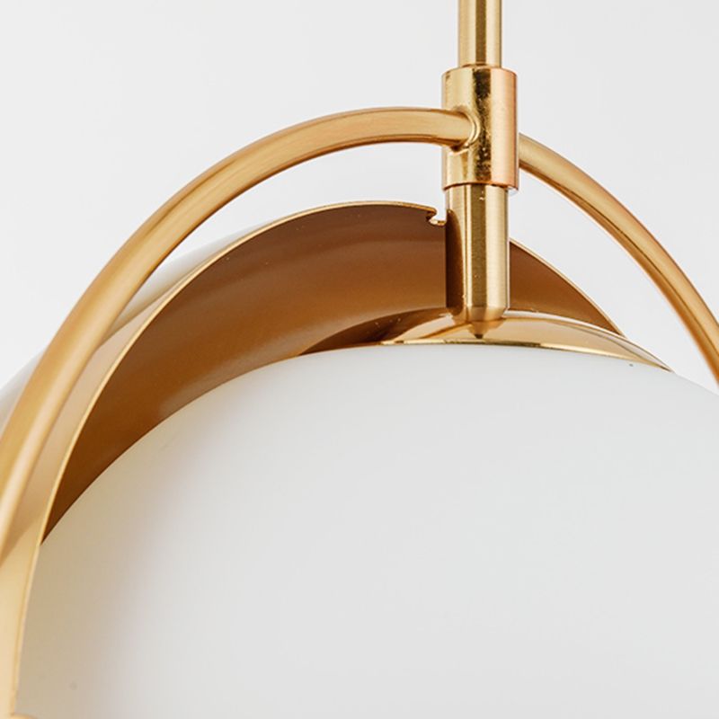 Modern artistico a sospensione singolo a pendente a pendente elettroplate in metallo lampada appesa con tonalità di vetro bianco