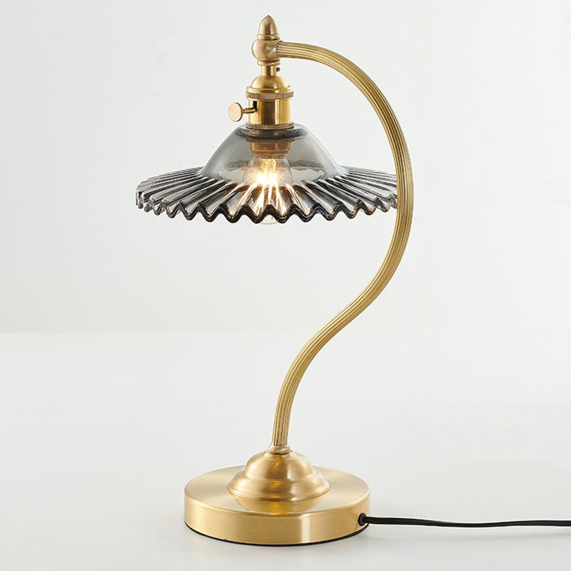 Una lampada da tavolo contemporanea blub lampada da scrivania in vetro in stile moderno per uffici di sala da studio