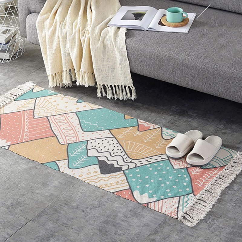 Tapis rétro multicolore décontracté.