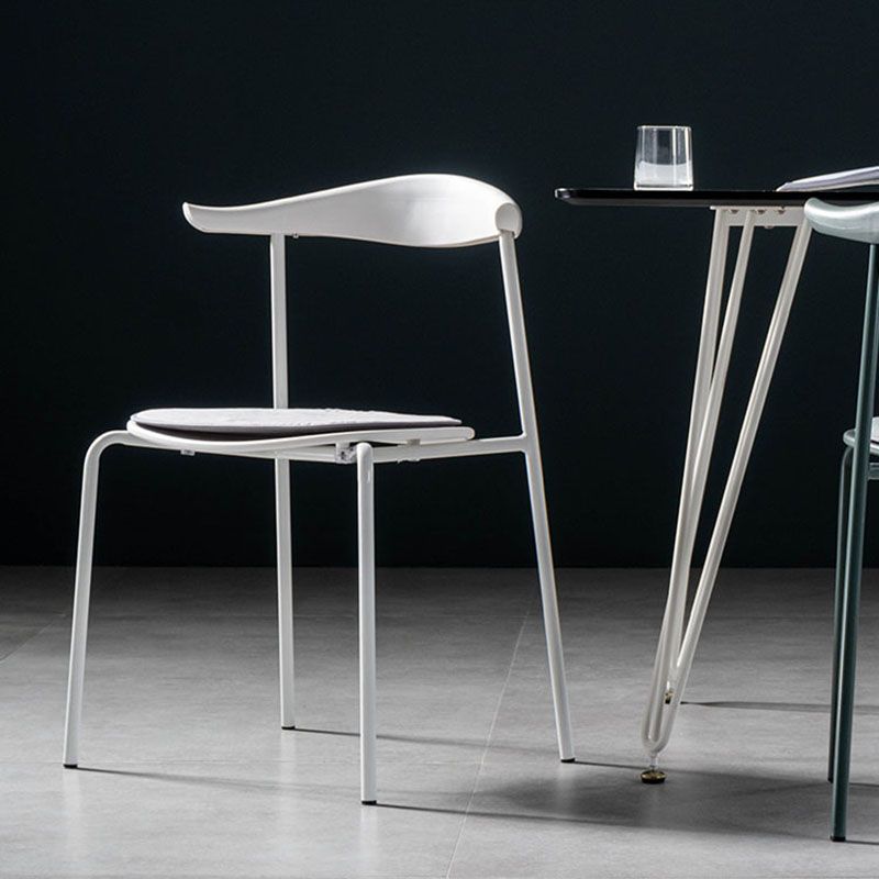 Silla contemporánea con respaldo abierto, silla auxiliar sin brazos con patas de metal