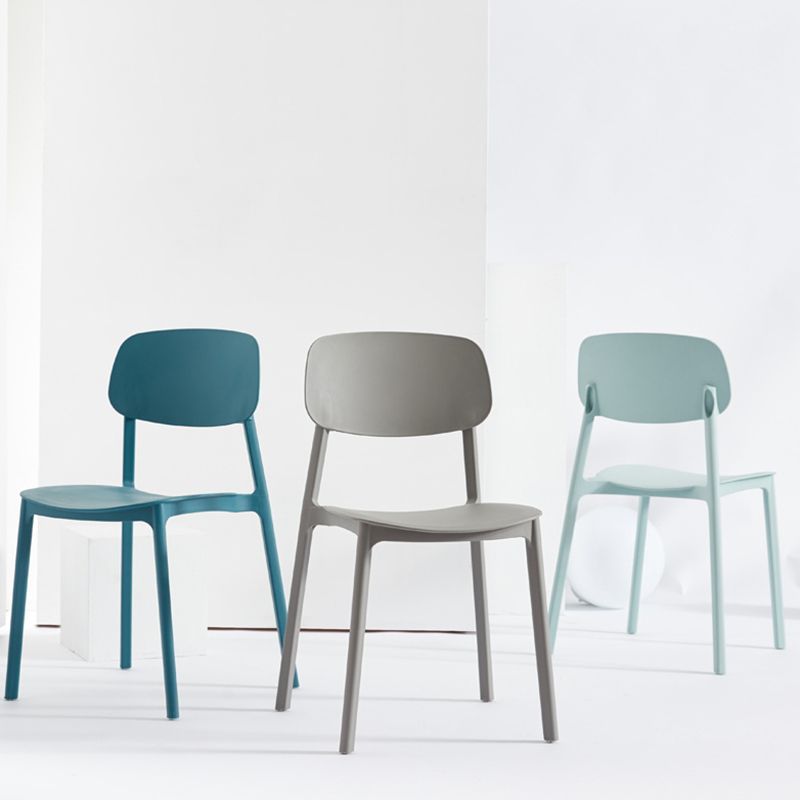 Stapelbarer Beistellstuhl aus Kunststoff im minimalistischen Stil. Bunte armlose Esszimmerstühle für den Heimgebrauch