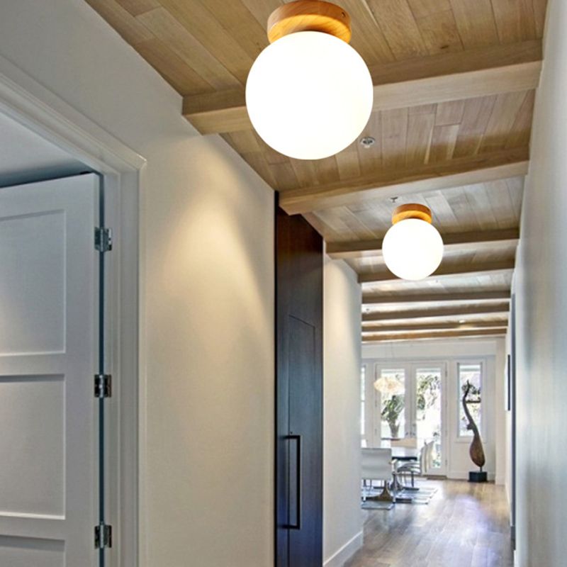 Mini plafoniera in legno massello con paralume sferico in vetro bianco latte. Lampada da semi-incasso per corridoio