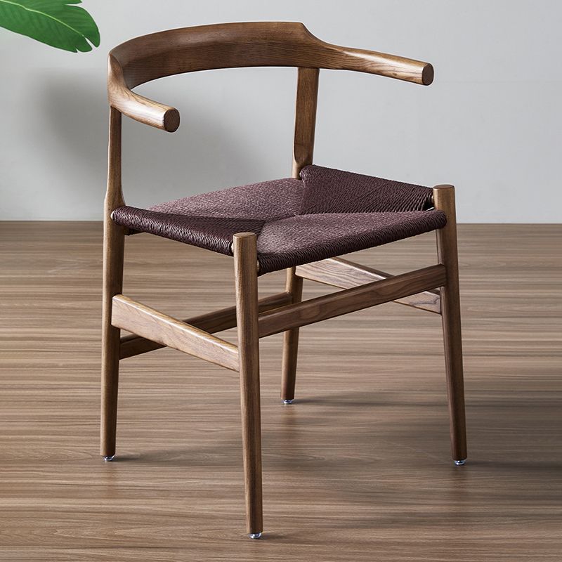 El brazo del estilo moderno que cena las sillas de fresno abre los sillones caseros con las piernas de madera