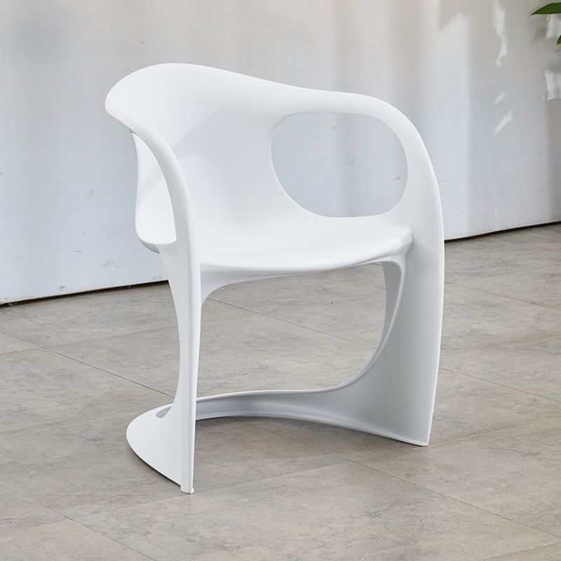 Scandinave Plastic Dining Dining Brack Chairs Solid Back Fairs pour la maison
