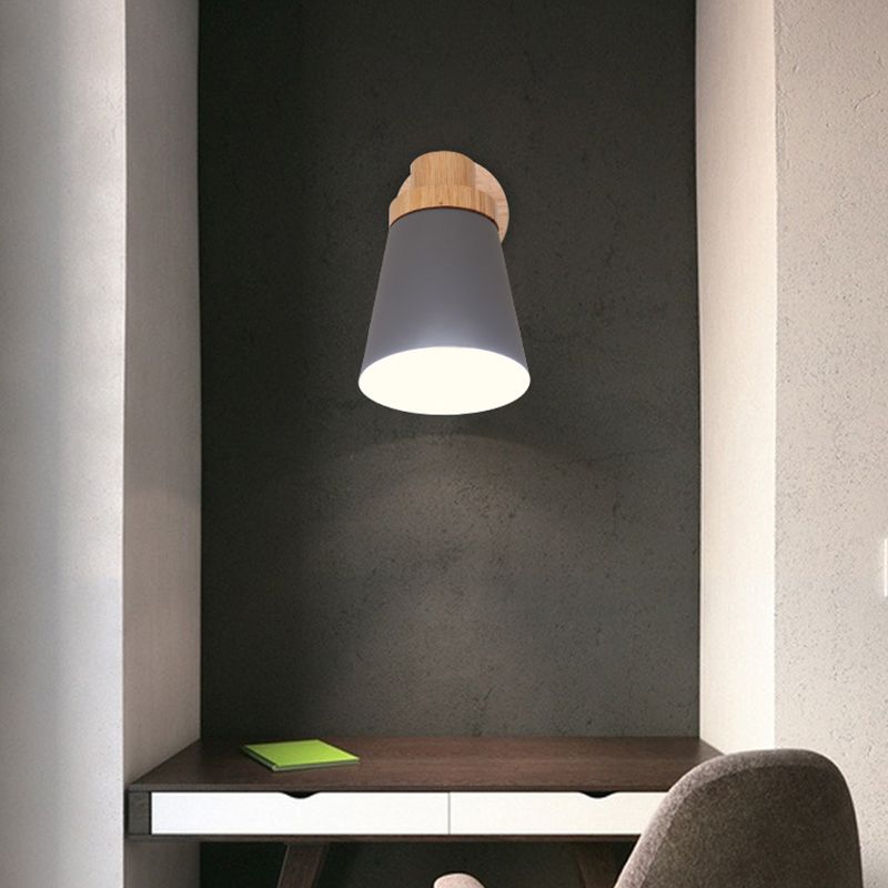 Luz de pared individual geométrica de macarrón en una lámpara de pared de madera de simplicidad moderna con sombra de hierro forjado