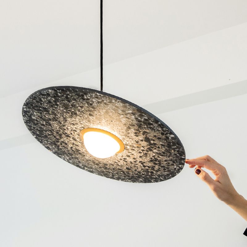 Soucoupe volante suspendue à la lumière du terrazzo postmoderne