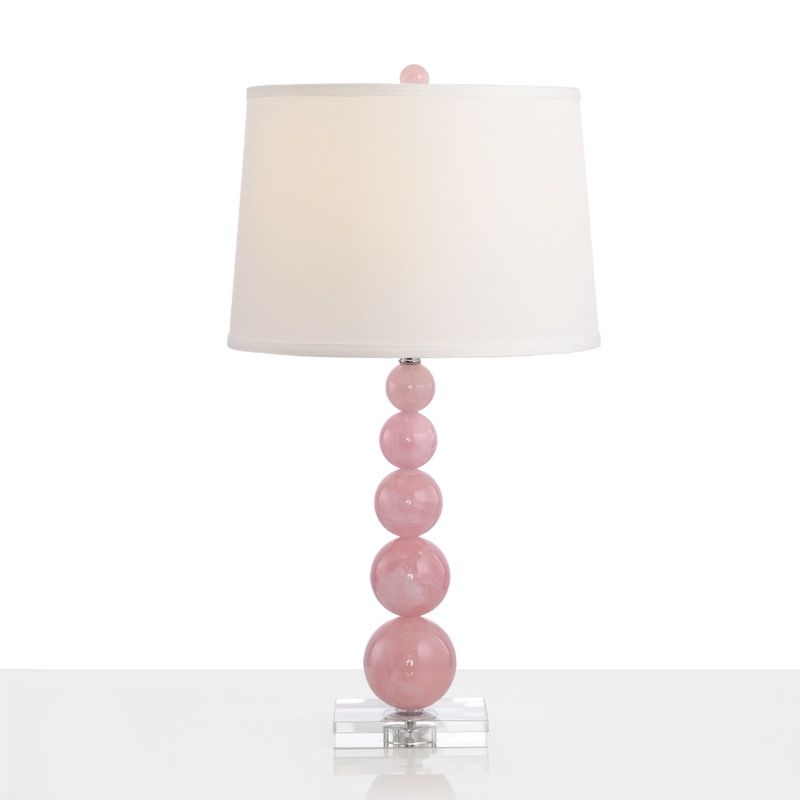 Lampada da comodino con paralume a botte Lampada da comodino bianca singola in tessuto modernista con supporto in vetro rosa con sfere