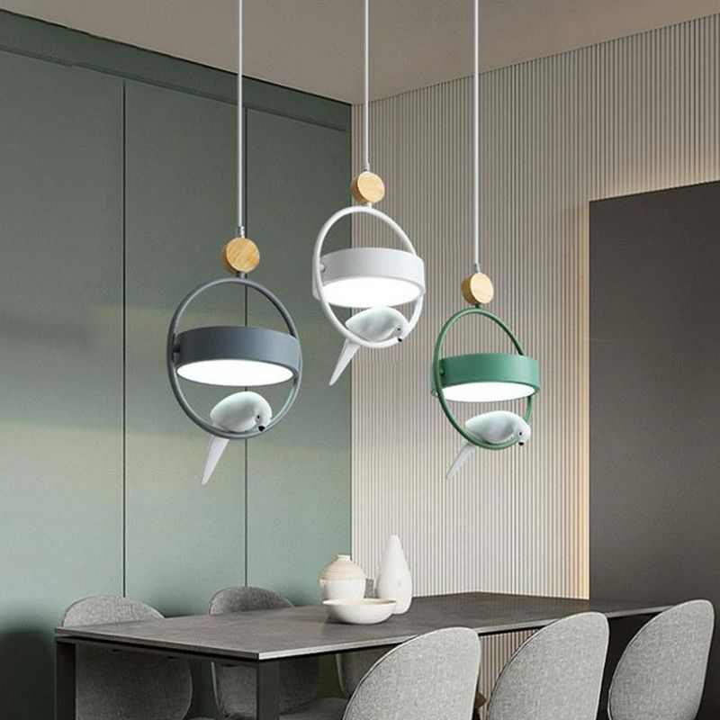 Lámpara de techo múltiple de comedor de anillo 3 bombillas Simplicidad Luz de suspensión con decoración de pájaros en gris verde