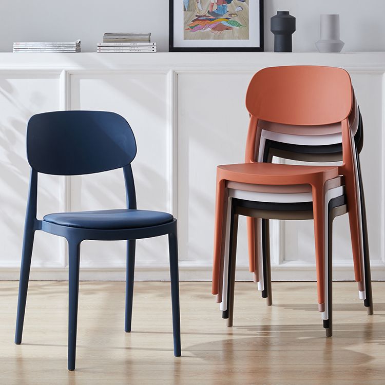 Silla lateral abierta apilable de cena sin brazos del plástico escandinavo de las sillas