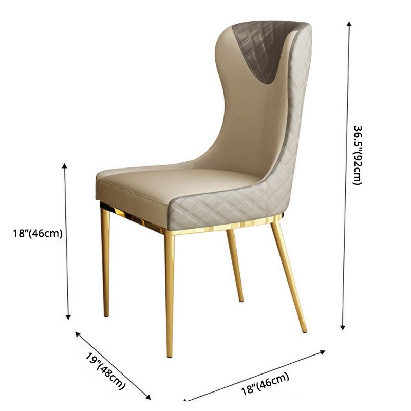Silla sin brazos tapizada de cuero con respaldo lateral y patas de metal