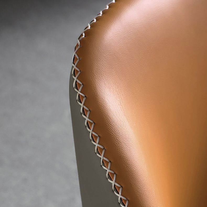 Chaise contemporaine sans accoudoirs, finition mate, chaise d'appoint incurvée en cuir à oreilles pour salle à manger