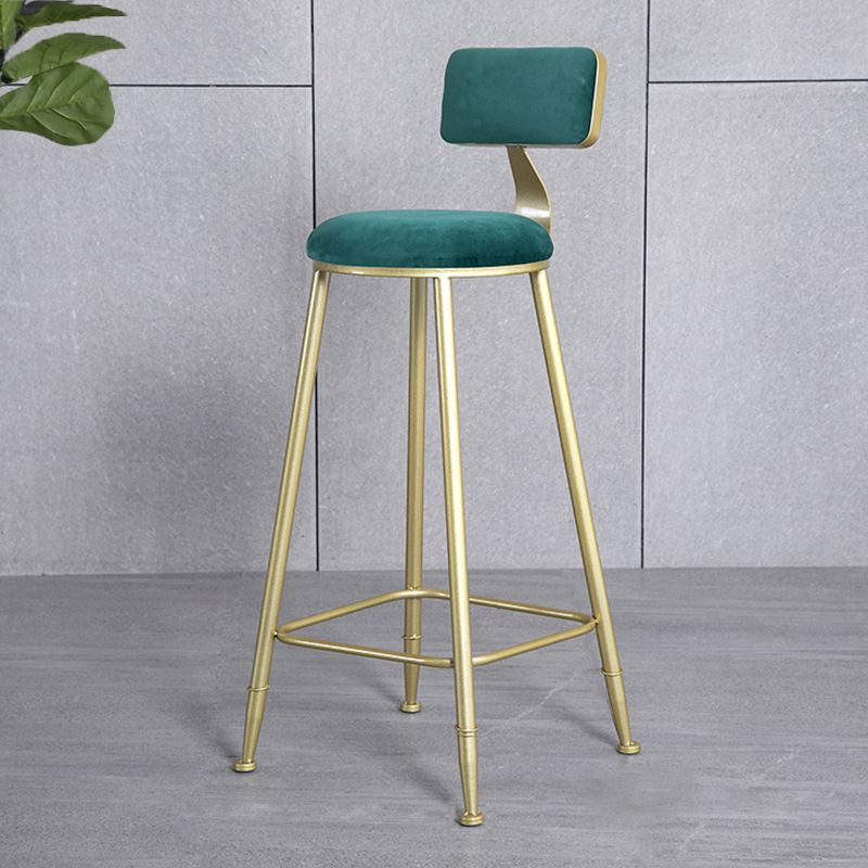 Tabouret de comptoir sans accoudoirs avec dossier Glam, tabouret de bar en fer pour salon de beauté avec coussin en daim