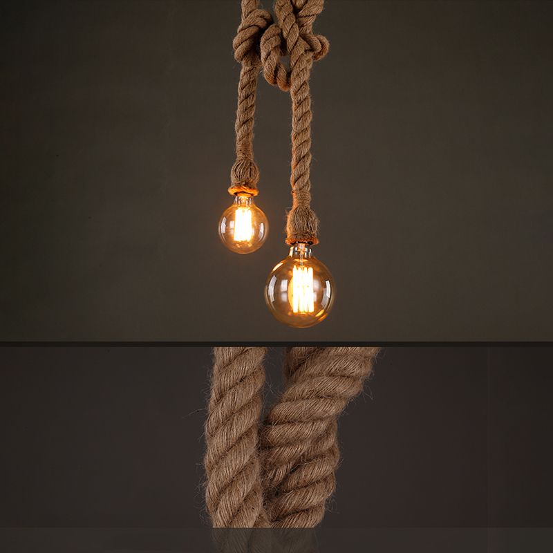 Luce a sospensione per interni neri in stile industriale con soffitto in ferro battuto con corda di canapa