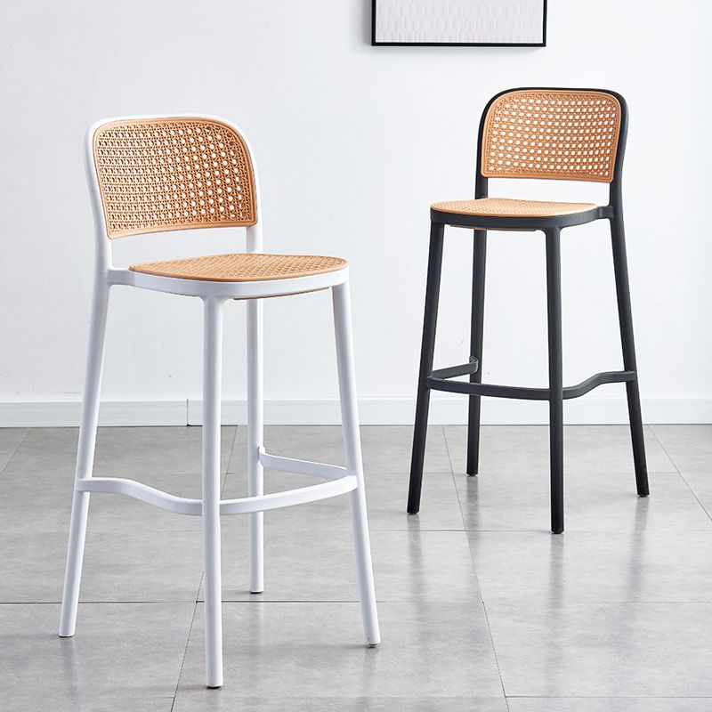 Taburete de bar de plástico de estilo moderno con reposapiés, taburete de bar simple con respaldo bajo para cocina