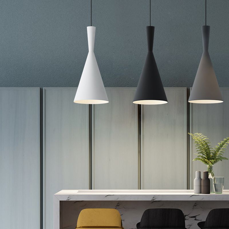 Forme de cône en métal Lumières suspendues modernes style 3 lumières suspendues à la chambre à coucher