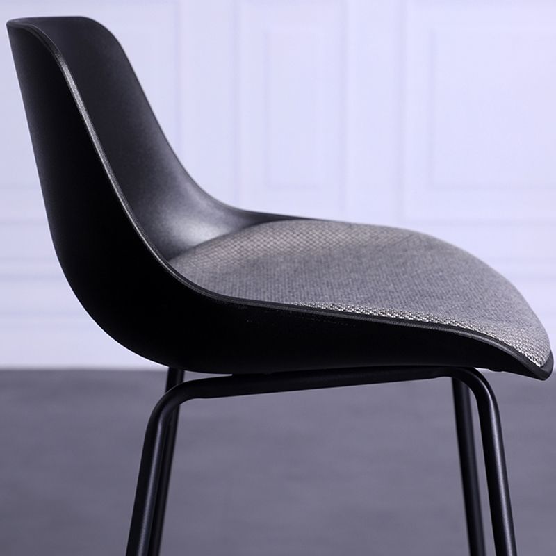 Tabouret de bar industriel rembourré blanc, haut d'intérieur noir avec siège baquet