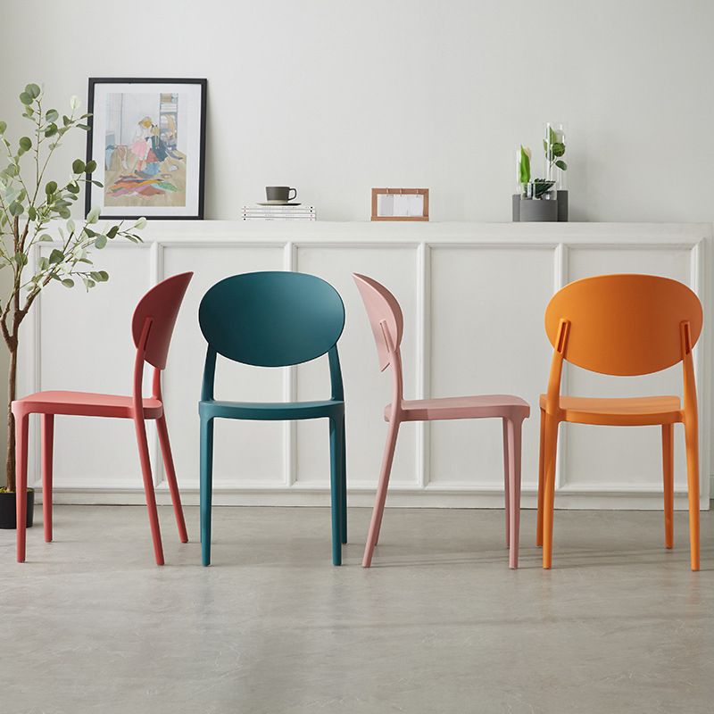 Silla de comedor de plástico escandinavo con respaldo abierto y acabado mate