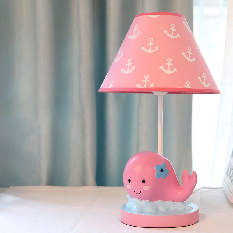 Caricaturé baleine petite lampe de bureau résine 1 lumière de nuit de chambre claire avec une nuance de tissu baril en rose