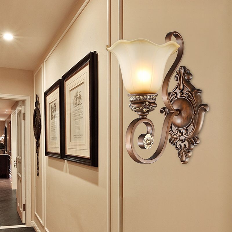 Retro Blumenwandlampe 1 leichte Schaftlampe mit munterem Glas mit Metallkrümmung in Braun auf Veranda