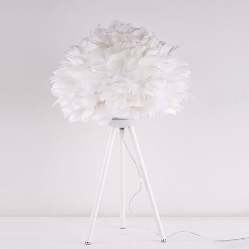 Lampada da comodino Bloom Lampada da tavolo singola bianca/rosa con piuma nordica con treppiede bianco/oro per camera da letto