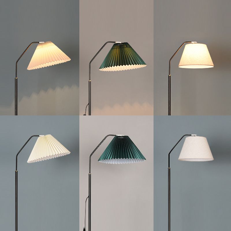 Lampada da pavimento contemporanea luce a pavimento colorata con tonalità in tessuto per camera da letto