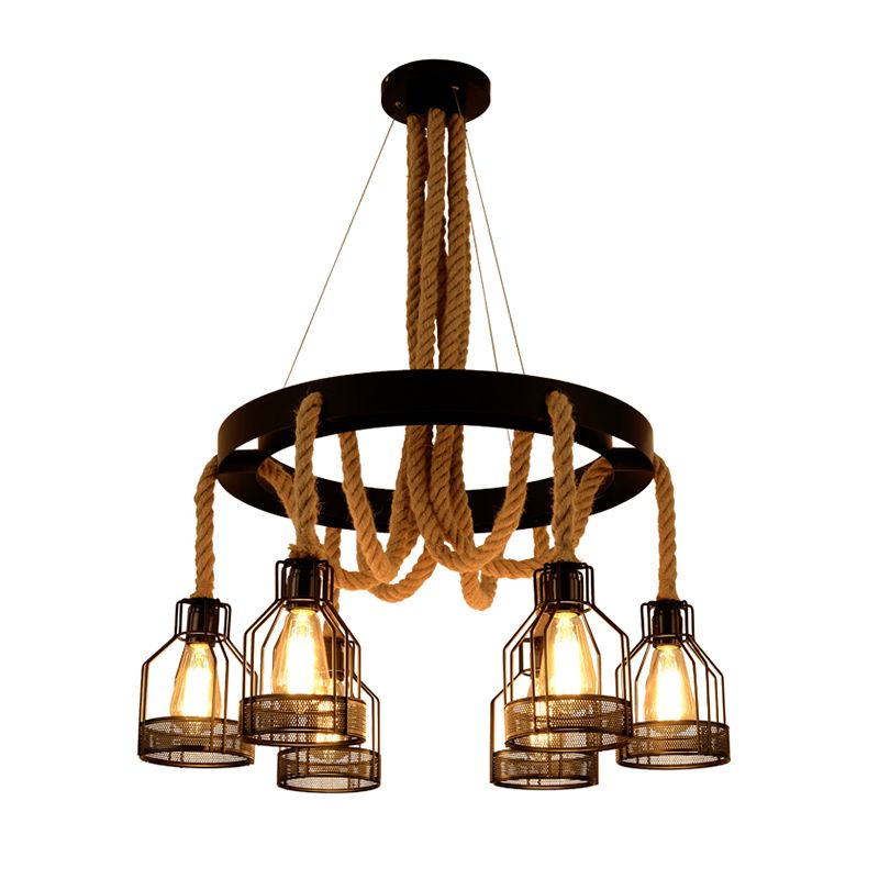 Lampadario in gabbia in gabbia di ferro, un ristorante industriale industriale, appesa alla corda di canapa in nero