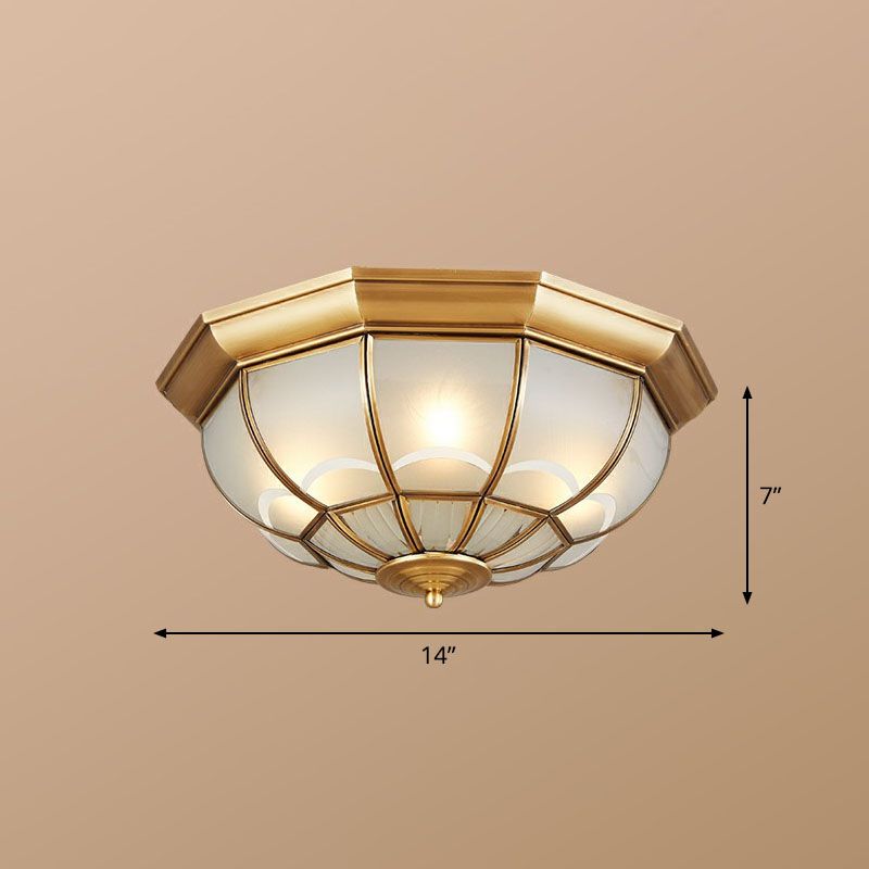 Frost Glass Dome Flush montée Lamp Classic Bedroom Flush Mount Ceiling Lighting Fixture in Brass