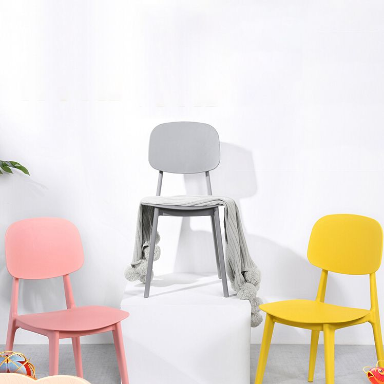Open rug Armloze eetkamerstoelen Scandinavische plastic eetkamerstoel (set van 4)
