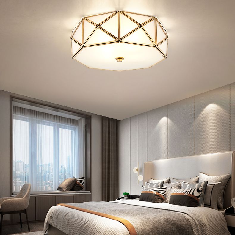Geometrische plafondlamp in koloniale stijl, koperen binneninbouw met witte glazen kap