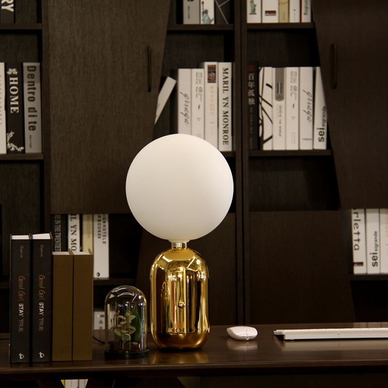 Iluminación de tareas esféricas Vidrio lechoso Modernista 1 Lámpara de escritorio pequeño de oro, 7 "/9.5" de ancho