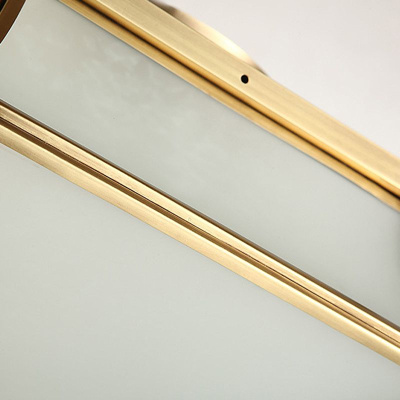 Abgeschrägte Deckenleuchte mit 3 Leuchten, klassisches Messing-Finish, Opalglasschirm, Unterputzleuchte