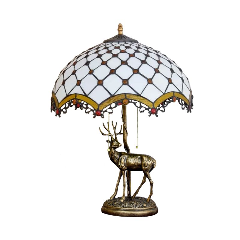 Wellenkantenkreuz-Schatten-Tisch-Licht 2-Kopf-Gelb-weiß/blau-brauner Tiffany Pull-Chain-Nachtlampe mit Hirschbasis