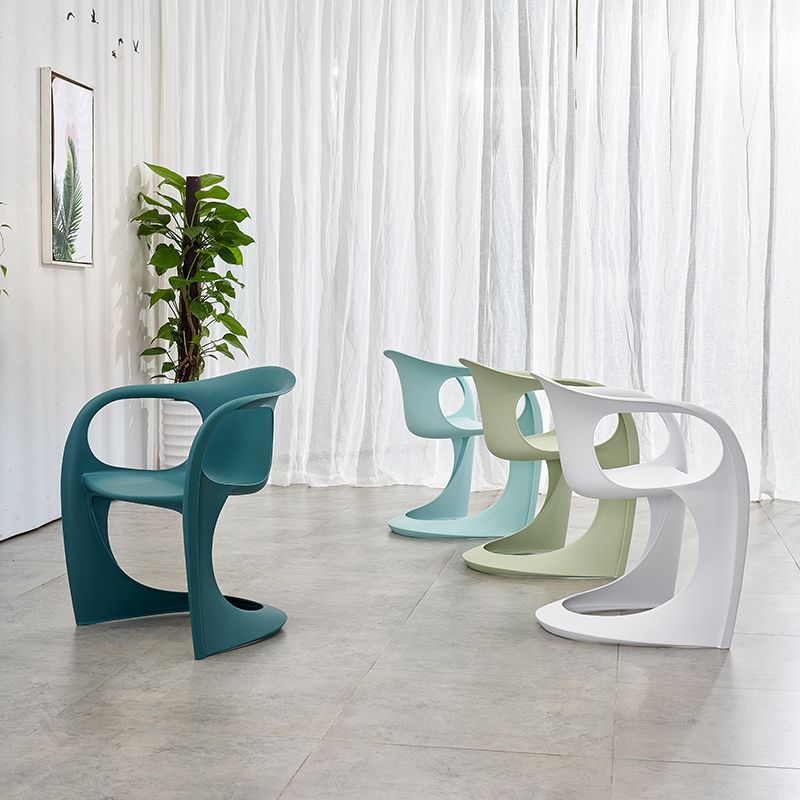 Scandinave Plastic Dining Dining Brack Chairs Solid Back Fairs pour la maison