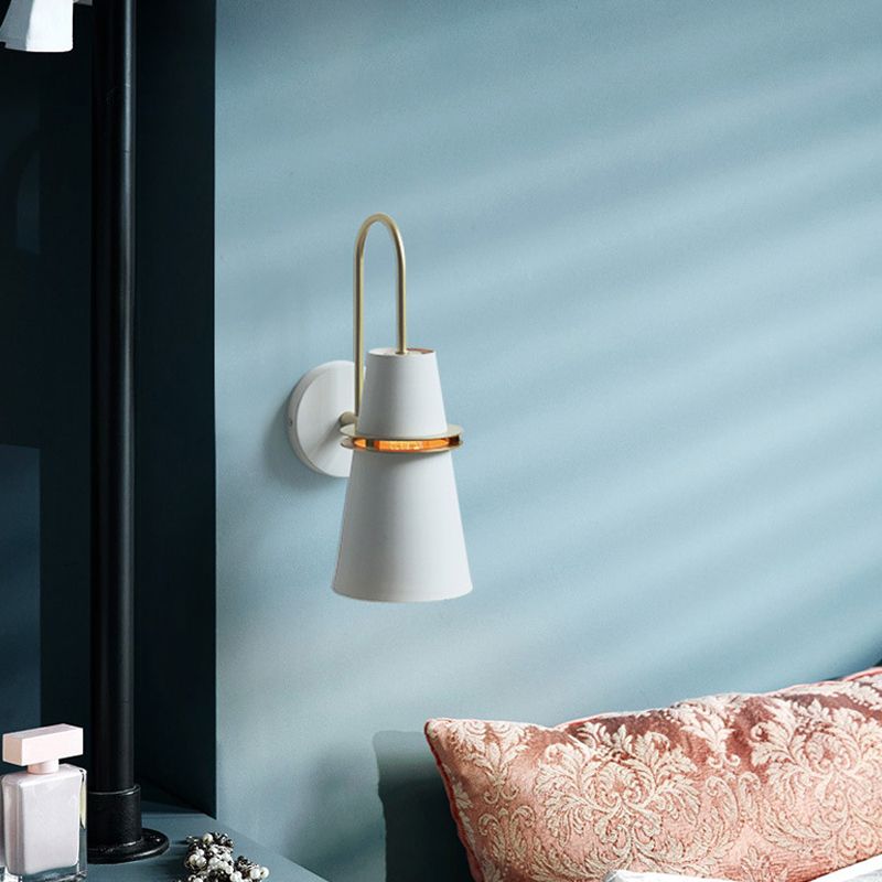 Bunte moderne Stil Wandleuchte Hornform 1 leichte Wandleuchte für Schlafzimmer