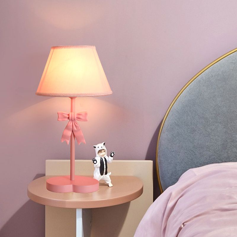 Conical Fabric Night Table Lighting Kids 1-Bulb Pink NightsTand Light met boogdecoratie