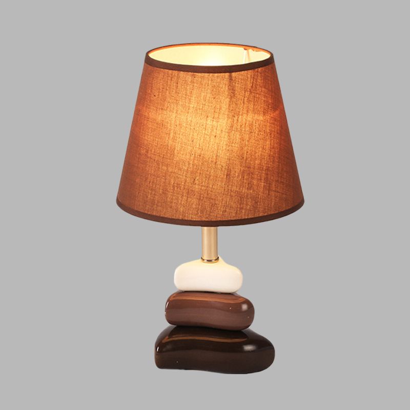 Lampada da tavolo modernista a 1 luce con illuminazione notturna in ceramica a 3 triangoli in caffè e bianco con paralume in tessuto a cono