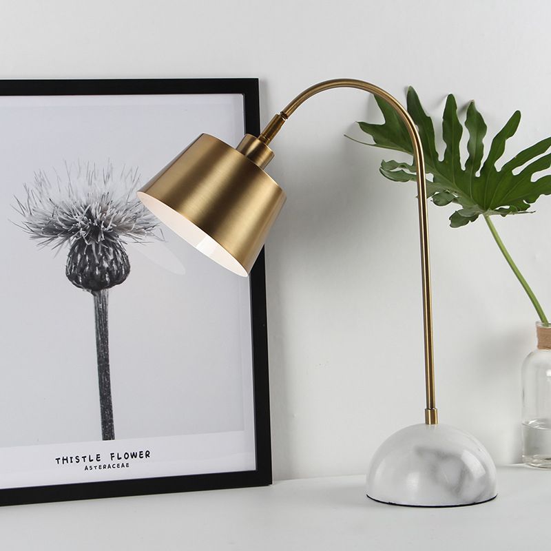 Gold Tapered Shade Tischlampe Moderner Stil 1-Kopf-Metallic Stehpreis mit Marmorbasis