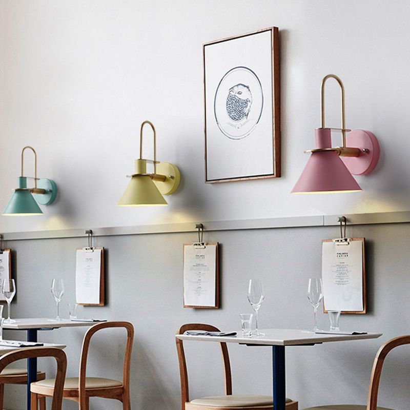 Macaron 1-Head Wall Light Bugle Shaped Wall Mount Lamp with Metal Shade for Bedroom