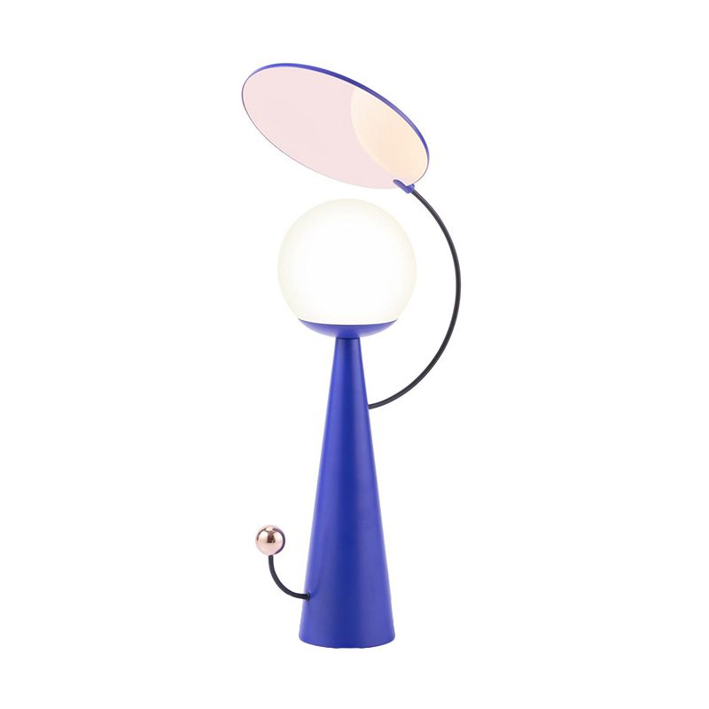Lampada da comodino conica con finitura blu Lampada da scrivania moderna in metallo a 1 lampadina con paralume sferico in vetro bianco e decorazione a specchio