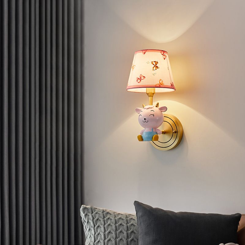 Empire Shade Fabric Wall Light Lampone per pareti rosa moderna con pecore in resina per la camera da letto per bambini