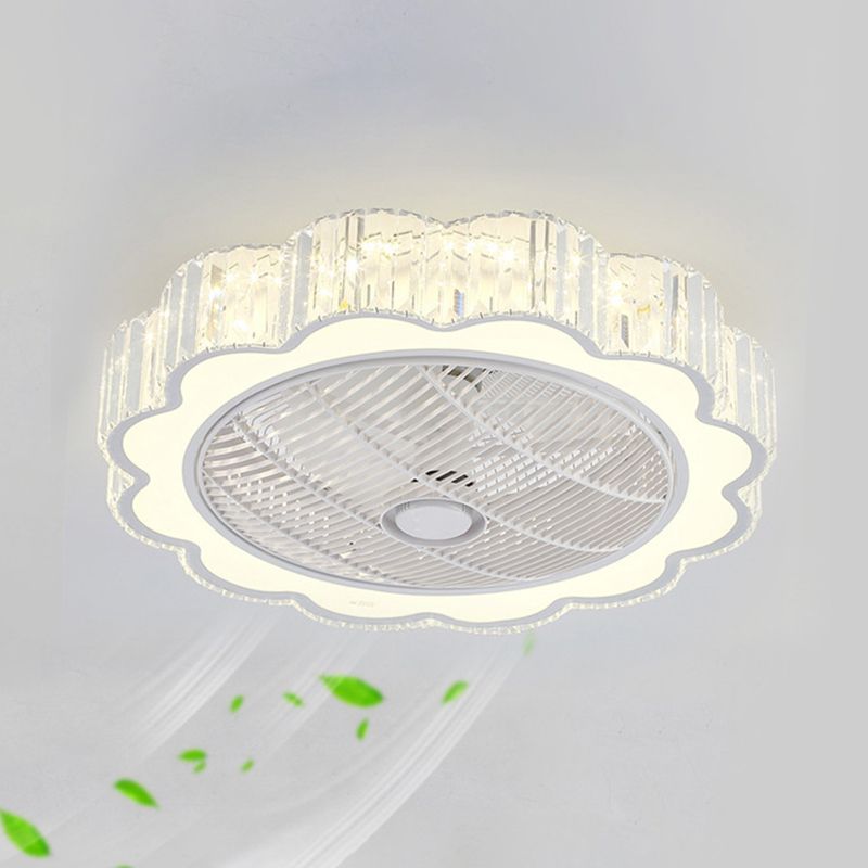 Weiße Blume 3-Blatt Deckenventilator Lampe Einfache prismatische Kristall-LED-Halbflush-Halterung mit Fernbedienung, 23,5 "W.