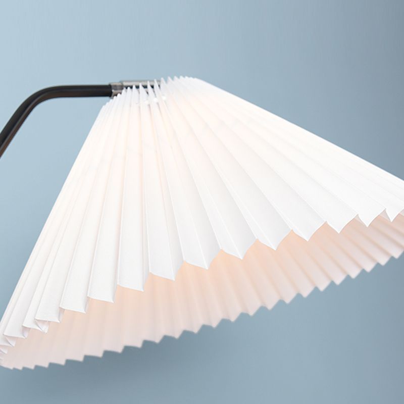 Lampada da pavimento contemporanea luce a pavimento colorata con tonalità in tessuto per camera da letto