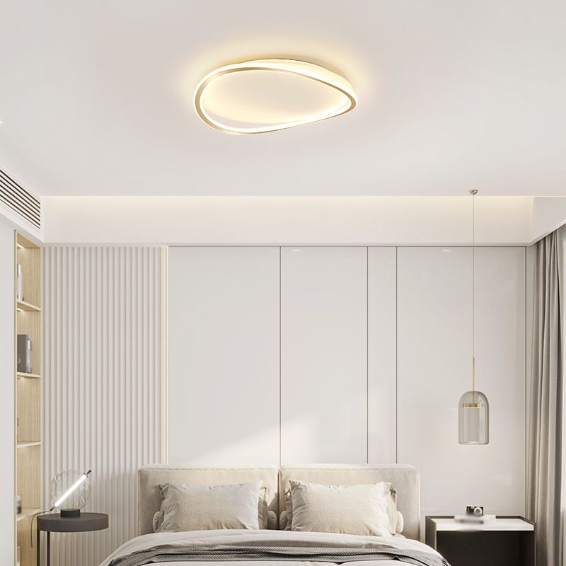 Plafonnier LED en acrylique doré, montage encastré linéaire en fer de simplicité moderne pour chambre à coucher